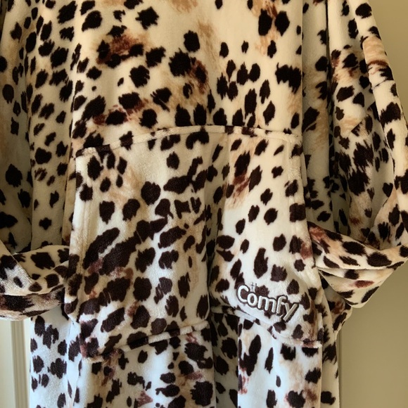 The Comfy Leopard Print Women's Robe - Picture 1 of 3